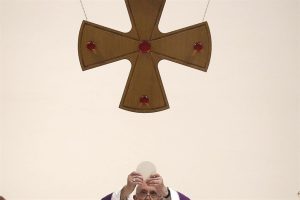 La debole e mite forza del Vangelo. La speranza piena di immortalità si intreccia con la speranza giubilare, diventa profezia e, sottolinea il Papa, “speranza disarmata”.