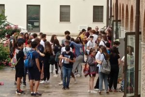 Da Leone XIV la “ricetta” per la scuola: quattro cardini contro “IA fredda” e la “crisi della speranza”
