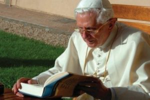 Papa Ratzinger, gigante con il cuore di un bambino