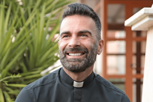 Don Cosimo Schena dell’Istituto Gesù Sacerdote, il prete influencer più famoso (e seguito) d’Italia: «Così porto il Vangelo nel digitale»