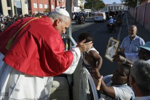 Il Papa in Angola: «Sull’Africa le mani di prepotenti interessi. La vita ridotta a merce di scambio»